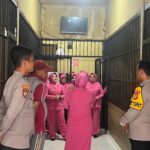 Jum'at Berkah, Ketua Bhayangkari Cabang Luwu Timur Berbagi Makanan Ketahanan IMG-20241206-WA0011