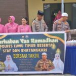 Kapolres Luwu Timur Didampingi Kapolsek Malili Bersama Jajaran Berbagi Takjil IMG-20250310-WA0038