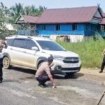 Patut Diapresiasi, Satlantas Polres Luwu Timur Turun Langsung Perbaiki Jalan Berlubang Rawan Kecelakaan IMG-20250515-WA0025
