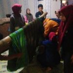 Jalan Tanah Warga Tonrong Terpaksa Tandu Pasien Menuju Puskesmas Tengalembang Sejauh Dua Kilometer IMG-20260406-WA0002